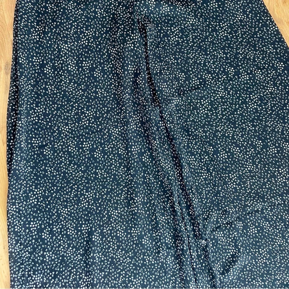 NWT Fame and Partners Black Floral V-Neck Wide Leg Jumpsuit Size 2 - Picture 4 of 6